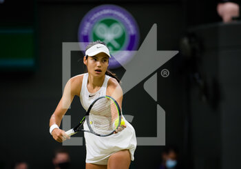 2021-07-05 - Emma Raducanu of Great Britain in action against Ajla Tomljanovic of Australia during the fourth round at The Championships Wimbledon 2021, Grand Slam tennis tournament on July 5, 2021 at All England Lawn Tennis and Croquet Club in London, England - Photo Rob Prange / Spain DPPI / DPPI - WIMBLEDON 2021, GRAND SLAM TENNIS TOURNAMENT - INTERNATIONALS - TENNIS