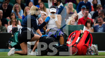 2021-07-05 - Emma Raducanu of Great Britain waits during medical time out against Ajla Tomljanovic of Australia during the fourth round at The Championships Wimbledon 2021, Grand Slam tennis tournament on July 5, 2021 at All England Lawn Tennis and Croquet Club in London, England - Photo Rob Prange / Spain DPPI / DPPI - WIMBLEDON 2021, GRAND SLAM TENNIS TOURNAMENT - INTERNATIONALS - TENNIS