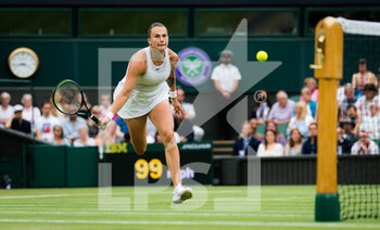 2021-07-06 - Aryna Sabalenka of Belarus in action against Ons Jabeur of Tunisia during the quarter-final at The Championships Wimbledon 2021, Grand Slam tennis tournament on July 6, 2021 at All England Lawn Tennis and Croquet Club in London, England - Photo Rob Prange / Spain DPPI / DPPI - WIMBLEDON 2021, GRAND SLAM TENNIS TOURNAMENT - INTERNATIONALS - TENNIS