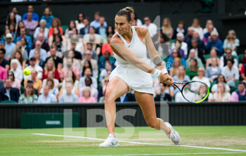 2021-07-06 - Aryna Sabalenka of Belarus in action against Ons Jabeur of Tunisia during the quarter-final at The Championships Wimbledon 2021, Grand Slam tennis tournament on July 6, 2021 at All England Lawn Tennis and Croquet Club in London, England - Photo Rob Prange / Spain DPPI / DPPI - WIMBLEDON 2021, GRAND SLAM TENNIS TOURNAMENT - INTERNATIONALS - TENNIS
