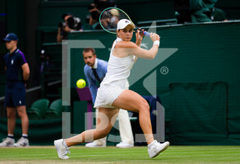 2021-07-06 - Ashleigh Barty of Australia in action against Ajla Tomljanovic of Australia during the quarter-final at The Championships Wimbledon 2021, Grand Slam tennis tournament on July 6, 2021 at All England Lawn Tennis and Croquet Club in London, England - Photo Rob Prange / Spain DPPI / DPPI - WIMBLEDON 2021, GRAND SLAM TENNIS TOURNAMENT - INTERNATIONALS - TENNIS