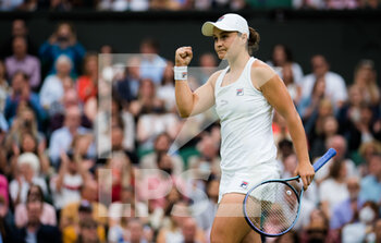 2021-07-06 - Ashleigh Barty of Australia celebrates her win against Ajla Tomljanovic of Australia during the quarter-final at The Championships Wimbledon 2021, Grand Slam tennis tournament on July 6, 2021 at All England Lawn Tennis and Croquet Club in London, England - Photo Rob Prange / Spain DPPI / DPPI - WIMBLEDON 2021, GRAND SLAM TENNIS TOURNAMENT - INTERNATIONALS - TENNIS