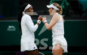 2021-07-06 - Catherine McNally and Cori Gauff of the United States playing doubles at The Championships Wimbledon 2021, Grand Slam tennis tournament on July 6, 2021 at All England Lawn Tennis and Croquet Club in London, England - Photo Rob Prange / Spain DPPI / DPPI - WIMBLEDON 2021, GRAND SLAM TENNIS TOURNAMENT - INTERNATIONALS - TENNIS