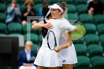 2021-07-07 - Elise Mertens of Belgium and Su-Wei Hsieh of Chinese Taipeh in action during the doubles quarter-final at The Championships Wimbledon 2021, Grand Slam tennis tournament on July 7, 2021 at All England Lawn Tennis and Croquet Club in London, England - Photo Rob Prange / Spain DPPI / DPPI - WIMBLEDON 2021, GRAND SLAM TENNIS TOURNAMENT - INTERNATIONALS - TENNIS