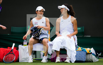 2021-07-07 - Shuko Aoyama and Ena Shibahara of Japan in action during the doubles quarter-final at The Championships Wimbledon 2021, Grand Slam tennis tournament on July 7, 2021 at All England Lawn Tennis and Croquet Club in London, England - Photo Rob Prange / Spain DPPI / DPPI - WIMBLEDON 2021, GRAND SLAM TENNIS TOURNAMENT - INTERNATIONALS - TENNIS