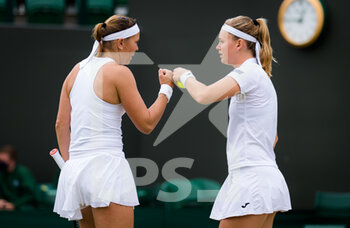 2021-07-07 - Marie Bouzkova and Lucie Hradecka of the Czech Republic in action during the doubles quarter-final at The Championships Wimbledon 2021, Grand Slam tennis tournament on July 7, 2021 at All England Lawn Tennis and Croquet Club in London, England - Photo Rob Prange / Spain DPPI / DPPI - WIMBLEDON 2021, GRAND SLAM TENNIS TOURNAMENT - INTERNATIONALS - TENNIS
