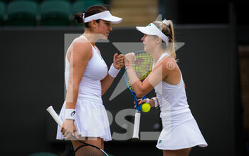 2021-07-07 - Caroline Dolehide of the United States and Storm Sanders of Australia in action during the doubles quarter-final at The Championships Wimbledon 2021, Grand Slam tennis tournament on July 7, 2021 at All England Lawn Tennis and Croquet Club in London, England - Photo Rob Prange / Spain DPPI / DPPI - WIMBLEDON 2021, GRAND SLAM TENNIS TOURNAMENT - INTERNATIONALS - TENNIS