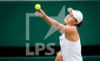 2021-07-08 - Ashleigh Barty of Australia in action against Angelique Kerber of Germany during the semi-final of The Championships Wimbledon 2021, Grand Slam tennis tournament on July 8, 2021 at All England Lawn Tennis and Croquet Club in London, England - Photo Rob Prange / Spain DPPI / DPPI - WIMBLEDON 2021, GRAND SLAM TENNIS TOURNAMENT - INTERNATIONALS - TENNIS