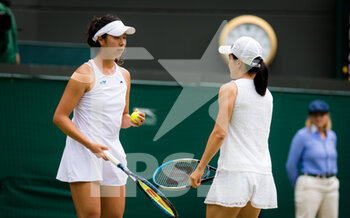 2021-07-09 - Ena Shibahara and Shuko Aoyama of Japan in actin during the doubles semi-final of The Championships Wimbledon 2021, Grand Slam tennis tournament on July 9, 2021 at All England Lawn Tennis and Croquet Club in London, England - Photo Rob Prange / Spain DPPI / DPPI - WIMBLEDON 2021, GRAND SLAM TENNIS TOURNAMENT - INTERNATIONALS - TENNIS