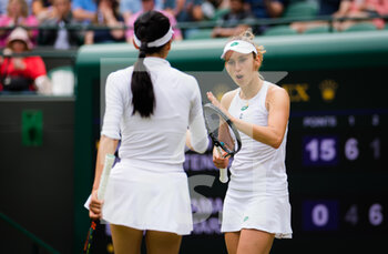 2021-07-09 - Elise Mertens of Belgium and Su-Wei Hsieh of Chinese Taipeh in actin during the doubles semi-final of The Championships Wimbledon 2021, Grand Slam tennis tournament on July 9, 2021 at All England Lawn Tennis and Croquet Club in London, England - Photo Rob Prange / Spain DPPI / DPPI - WIMBLEDON 2021, GRAND SLAM TENNIS TOURNAMENT - INTERNATIONALS - TENNIS