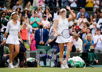 2021-07-09 - Elise Mertens of Belgium and Su-Wei Hsieh of Chinese Taipeh in actin during the doubles semi-final of The Championships Wimbledon 2021, Grand Slam tennis tournament on July 9, 2021 at All England Lawn Tennis and Croquet Club in London, England - Photo Rob Prange / Spain DPPI / DPPI - WIMBLEDON 2021, GRAND SLAM TENNIS TOURNAMENT - INTERNATIONALS - TENNIS