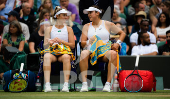2021-07-09 - Storm Sanders of Australia and Caroline Dolehide of the United States in action during the doubles semi-final of The Championships Wimbledon 2021, Grand Slam tennis tournament on July 9, 2021 at All England Lawn Tennis and Croquet Club in London, England - Photo Rob Prange / Spain DPPI / DPPI - WIMBLEDON 2021, GRAND SLAM TENNIS TOURNAMENT - INTERNATIONALS - TENNIS