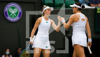 2021-07-09 - Storm Sanders of Australia and Caroline Dolehide of the United States in action during the doubles semi-final of The Championships Wimbledon 2021, Grand Slam tennis tournament on July 9, 2021 at All England Lawn Tennis and Croquet Club in London, England - Photo Rob Prange / Spain DPPI / DPPI - WIMBLEDON 2021, GRAND SLAM TENNIS TOURNAMENT - INTERNATIONALS - TENNIS