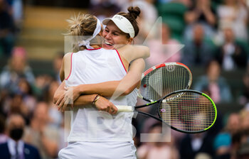 2021-07-09 - Elena Vesnina and Veronika Kudermetova of Russia in action during the doubles semi-final of The Championships Wimbledon 2021, Grand Slam tennis tournament on July 9, 2021 at All England Lawn Tennis and Croquet Club in London, England - Photo Rob Prange / Spain DPPI / DPPI - WIMBLEDON 2021, GRAND SLAM TENNIS TOURNAMENT - INTERNATIONALS - TENNIS