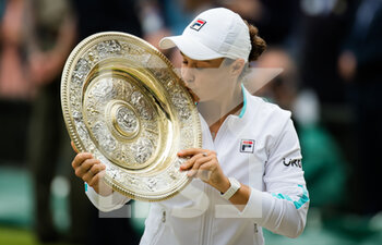 2021-07-10 - Ashleigh Barty of Australia with the champions trophy after winning against Karolina Pliskova of the Czech Republic the final of The Championships Wimbledon 2021, Grand Slam tennis tournament on July 10, 2021 at All England Lawn Tennis and Croquet Club in London, England - Photo Rob Prange / Spain DPPI / DPPI - WIMBLEDON 2021, GRAND SLAM TENNIS TOURNAMENT - INTERNATIONALS - TENNIS