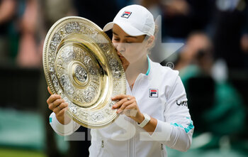 2021-07-10 - Ashleigh Barty of Australia with the champions trophy after winning against Karolina Pliskova of the Czech Republic the final of The Championships Wimbledon 2021, Grand Slam tennis tournament on July 10, 2021 at All England Lawn Tennis and Croquet Club in London, England - Photo Rob Prange / Spain DPPI / DPPI - WIMBLEDON 2021, GRAND SLAM TENNIS TOURNAMENT - INTERNATIONALS - TENNIS