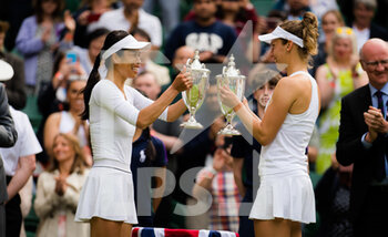 2021-07-10 - Elise Mertens of Belgium and Su-Wei Hsieh of Chinese Taipeh with their champions trophies after the doubles final of The Championships Wimbledon 2021, Grand Slam tennis tournament on July 10, 2021 at All England Lawn Tennis and Croquet Club in London, England - Photo Rob Prange / Spain DPPI / DPPI - WIMBLEDON 2021, GRAND SLAM TENNIS TOURNAMENT - INTERNATIONALS - TENNIS