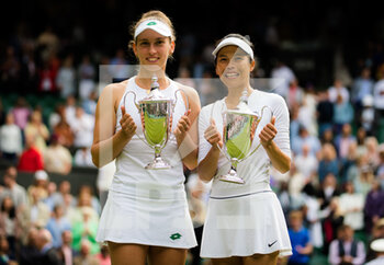 2021-07-10 - Elise Mertens of Belgium and Su-Wei Hsieh of Chinese Taipeh with their champions trophies after the doubles final of The Championships Wimbledon 2021, Grand Slam tennis tournament on July 10, 2021 at All England Lawn Tennis and Croquet Club in London, England - Photo Rob Prange / Spain DPPI / DPPI - WIMBLEDON 2021, GRAND SLAM TENNIS TOURNAMENT - INTERNATIONALS - TENNIS