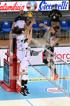 2021-01-27 - Attack of Kamil Rychlicki (Cucine Lube Civitanova) - CUCINE LUBE CIVITANOVA VS KIONE PADOVA - ITALIAN CUP - VOLLEYBALL
