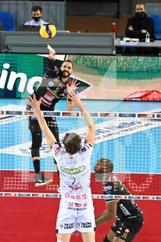 2021-01-27 - Spike of Osmany Juantorena (Cucine Lube Civitanova) - CUCINE LUBE CIVITANOVA VS KIONE PADOVA - ITALIAN CUP - VOLLEYBALL
