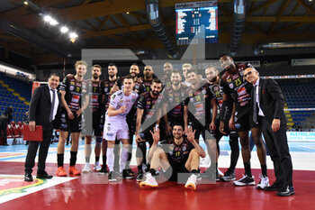2021-01-27 - Group photo of Cucine Lube Civitanova players at the end of the game to celebrate the victory - CUCINE LUBE CIVITANOVA VS KIONE PADOVA - ITALIAN CUP - VOLLEYBALL