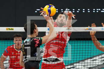 2021-01-27 - roberto russo (n.12 middle-blocker sir safety conad perugia) vs mengozzi stefano (n.1 consar ravenna) - SIR SAFETY CONAD PERUGIA VS CONSAR RAVENNA - ITALIAN CUP - VOLLEYBALL