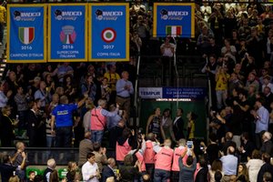 2018-10-27 - Il presidente dell'Imoco Volley strotola il gagliardetto dello scudetto 2017/18 - IMOCO CONEGLIANO VS POMì CASALMAGGIORE - SERIE A1 WOMEN - VOLLEYBALL