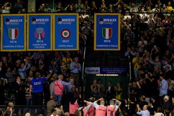 2018-10-27 - Il presidente dell'Imoco Volley strotola il gagliardetto dello scudetto 2017/18 - IMOCO CONEGLIANO VS POMì CASALMAGGIORE - SERIE A1 WOMEN - VOLLEYBALL