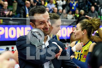 2019-12-15 - Daniele Santarelli (Coach Conegliano) abbraccia la coppa durante la festa per la vittoria di Imoco Volley Conegliano del Mondiale per Club - IMOCO VOLLEY CONEGLIANO VS REALE MUTUA FENERA CHIERI - SERIE A1 WOMEN - VOLLEYBALL