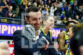 2019-12-15 - Daniele Santarelli (Coach Conegliano) abbraccia la coppa durante la festa per la vittoria di Imoco Volley Conegliano del Mondiale per Club - IMOCO VOLLEY CONEGLIANO VS REALE MUTUA FENERA CHIERI - SERIE A1 WOMEN - VOLLEYBALL