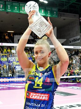 2019-12-15 - Joanna Wolosz (Conegliano) alza la coppa durante la festa per la vittoria di Imoco Volley Conegliano del Mondiale per Club - IMOCO VOLLEY CONEGLIANO VS REALE MUTUA FENERA CHIERI - SERIE A1 WOMEN - VOLLEYBALL