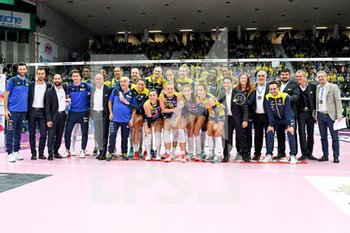 2019-12-15 - La foto di squadra con la coppa durante la festa per la vittoria di Imoco Volley Conegliano del Mondiale per Club - IMOCO VOLLEY CONEGLIANO VS REALE MUTUA FENERA CHIERI - SERIE A1 WOMEN - VOLLEYBALL