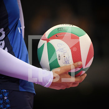 2020-01-01 - Particolare pallone tenuto in mano prima della battuta - ITALIAN VOLLEYBALL SERIE A1 WOMEN SEASON 2019/20 - SERIE A1 WOMEN - VOLLEYBALL