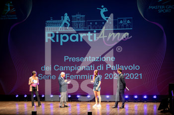 2020-09-15 - Carli Ellen Lloyd sul palco del Teatro Sociale a Bergamo - PRESENTAZIONE CAMPIONATO 2020/2021 - SERIE A1 WOMEN - VOLLEYBALL