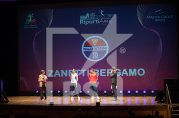 2020-09-15 - Rappresentanza della Zanetti Bergamo (Sara Loda e il Coach) sul palco del Teatro Sociale Bergamo - PRESENTAZIONE CAMPIONATO 2020/2021 - SERIE A1 WOMEN - VOLLEYBALL