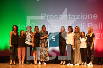 2020-09-15 - Le ragazze della Nazionale Femminile Campione del Mondo del 2002 sul palco del Teatro Sociale di Bergamo con la maglietta di Sara Anzanello, scomparsa nel 2018 - PRESENTAZIONE CAMPIONATO 2020/2021 - SERIE A1 WOMEN - VOLLEYBALL