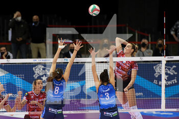 2021-02-27 - Veronica Angeloni (Bartoccini Fortinfissi Perugia) against the Il Bisonte Firenze block - IL BISONTE FIRENZE VS BARTOCCINI FORTINFISSI PERUGIA - SERIE A1 WOMEN - VOLLEYBALL