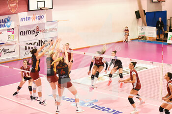 2020-10-18 - muro a tre (Roma volley) - ACQUA&SAPONE ROMA VOLLEY VS FUTURA VOLLEY BUSTO ARSIZIO - WOMEN SERIE A2 - VOLLEYBALL