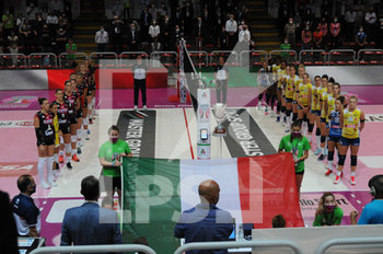 2020-09-06 - Le squadre schierate durante l'inno d'Italia - FINALE - UNET E-WORK BUSTO ARSIZIO VS IMOCO VOLLEY CONEGLIANO - WOMEN SUPERCOPPA - VOLLEYBALL