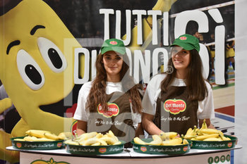 2019-11-02 - La Del Monte distribuisce banane durante l'incontro - FINALE - SIR SAFETY PERUGIA VS MODENA VOLLEY - SUPERCOPPA - VOLLEYBALL