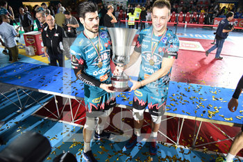 2019-11-02 - Plotnytskyi Oleh (Sir Safety Conad Perugia) e Lanza Filippo (Sir Safety Conad Perugia) con la Coppa - FINALE - SIR SAFETY PERUGIA VS MODENA VOLLEY - SUPERCOPPA - VOLLEYBALL