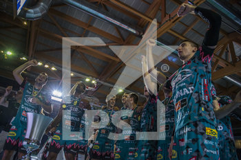 2019-11-02 - I giocatori della Sir Safety Conad Perugia con la coppa salutano i tifosi - FINALE - SIR SAFETY PERUGIA VS MODENA VOLLEY - SUPERCOPPA - VOLLEYBALL