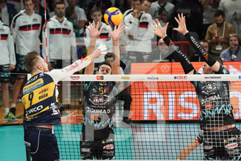 2019-12-15 - ivan zaytsev (n.9 leo schoes modena) schiaccia sir a a muro - SIR SAFETY CONAD PERUGIA VS LEO SHOES MODENA - SUPERLEAGUE SERIE A - VOLLEYBALL