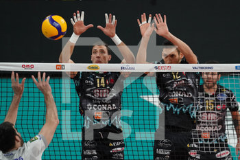 2019-12-26 - aleksandar atanasijevic (n.14 opposto sir safety conad perugia) roberto russo (n.12 centrale sir safety conad perugia) a muro - SIR SAFETY CONAD PERUGIA VS TOP VOLLEY LATINA - SUPERLEAGUE SERIE A - VOLLEYBALL