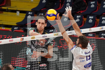 2020-10-14 - roberto russo (n.12 centrale sir safety conad perugia) vs rossi andrea (n.13 centrale top volley cisterna) - SIR SAFETY CONAD PERUGIA VS TOP VOLLEY CISTERNA - SUPERLEAGUE SERIE A - VOLLEYBALL