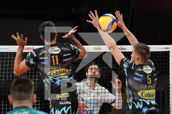 2020-10-14 - sole' sebastian (n.11 centrale sir safety conad perugia) ter horst thijs (n.5 schiacciatore sir safety conad perugia) a muro - SIR SAFETY CONAD PERUGIA VS TOP VOLLEY CISTERNA - SUPERLEAGUE SERIE A - VOLLEYBALL