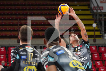 2020-12-19 - travica dragan (n.04 setter sir safety conad perugia) raise - SIR SAFETY CONAD PERUGIA VS NBV VERONA - SUPERLEAGUE SERIE A - VOLLEYBALL
