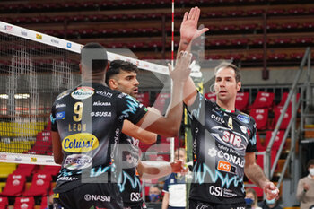 2020-12-19 - travica dragan (n.04 setter sir safety conad perugia) raise sir safety conad perugia) rejoices - SIR SAFETY CONAD PERUGIA VS NBV VERONA - SUPERLEAGUE SERIE A - VOLLEYBALL