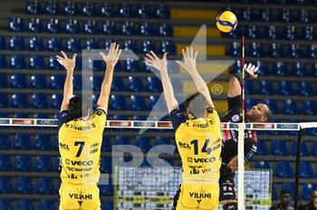 2021-01-16 - Spike of Yoandy Leal (Cucine Lube Civitanova) Block of Dragan Stankovic (Leo Shoes Modena) Luca Vettori (Leo Shoes Modena) - CUCINE LUBE CIVITANOVA VS LEO SHOES MODENA - SUPERLEAGUE SERIE A - VOLLEYBALL
