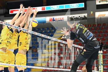 2021-01-16 - Spike of Osmany Juantorena (Cucine Lube Civitanova) - CUCINE LUBE CIVITANOVA VS LEO SHOES MODENA - SUPERLEAGUE SERIE A - VOLLEYBALL